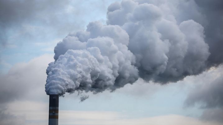 ARCHIV - 13.09.2023, Sachsen-Anhalt, Teutschenthal: Qualm strömt aus dem Schornstein des Braunkohlekraftwerks Schkopau. Die Konzentration der klimaschädlichen Treibhausgase in der Atmosphäre klettert von Rekord zu Rekord. Das wichtigste davon, Kohlendioxid (CO2), erreichte im vergangenen Jahr eine markante Marke: Die Konzentration lag 50 Prozent über dem vorindustriellen Niveau, berichtete die Weltwetterorganisation (WMO) in Genf. (zu dpa: «Treibhausgas-Konzentrationen erreichen Rekordwerte») Foto: Jan Woitas/dpa +++ dpa-Bildfunk +++