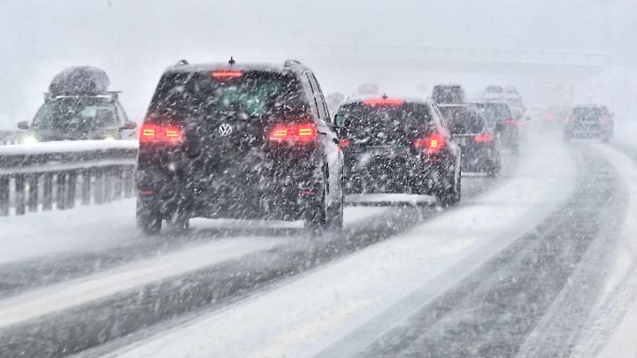 Vorsicht Glättegefahr Schlechte Fahrbahnverhältnisse durch starken Schneefall auf der Autobahn A8 in Richtung München. Neukirchen Bayern Deutschland *** Caution Danger of slippery roads Poor road conditions due to heavy snowfall on the A8 freeway in the direction of Munich Neukirchen Bavaria Germany Copyright: xRolfxPossx