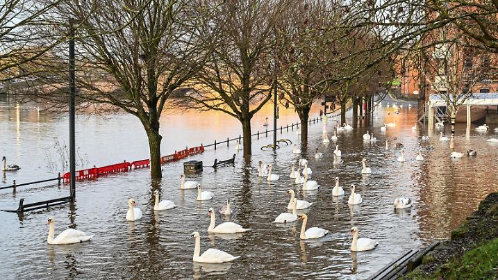 SONDERKONDITIONEN: Satzpreis!
Flooding along the River Severn in Worcester this morning at Browns at the Quay, along South Parade and Severn Way. December 6, 2023. The weather is turning more unsettled and a bit milder from the middle of the week, with heavy rain maintaining the risk of localised flooding. / action press