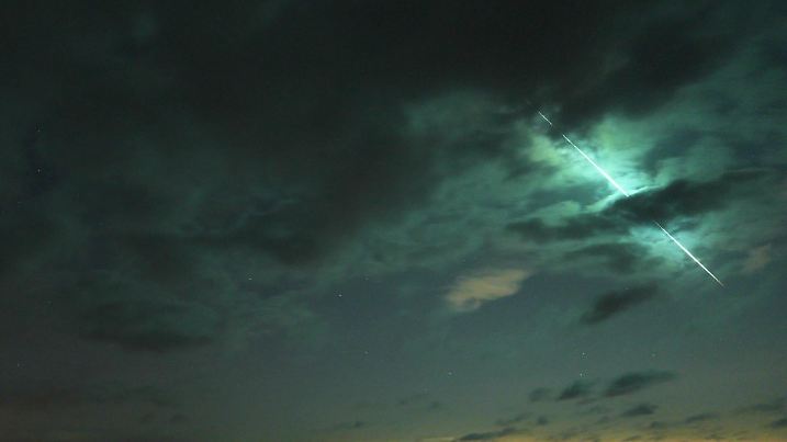 Ein Feuerball leuchtet am Himmel über Niedersachsen.