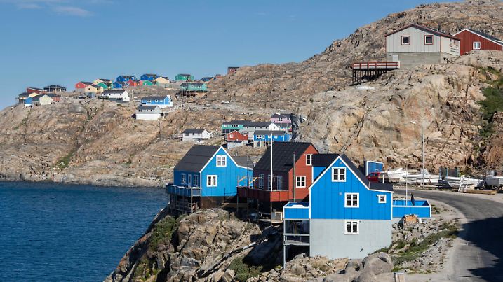 Colorfully painted houses in the small town of Uummannaq on Uummannaq Island, Greenland, Denmark, Polar Regions PUBLICATIONxINxGERxSUIxAUTxONLY Copyright: MichaelxNolan 1112-7027 