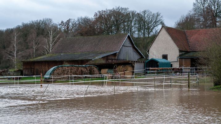10.12.2023, Bayern, Hemmendorf: Nach Regen und Schneeschmelze reicht das Hochwasser in Hemmendorf (Landkreis Haßberge, Unterfranken) an die erste Wohnbebauung heran.  Der Pegel Schenkenau / Itz ereicht nach Angaben des Hochwassernachrichtendienst (HND) Meldestufe 3. Foto: Pia Bayer/dpa +++ dpa-Bildfunk +++