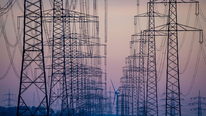 Höchstspannungsleitungen, 380 KV, Stromtrasse, Windrad, der Strom kommt aus dem Rheinischen Braunkohlerevier, beim Kraftwerk Neurath, bei Grevenbroich, Deutschland, *** Extra-high voltage lines, 380 KV, power line, wind turbine, the electricity comes from the Rhenish lignite mining area, at the Neurath power plant, near Grevenbroich, Germany,