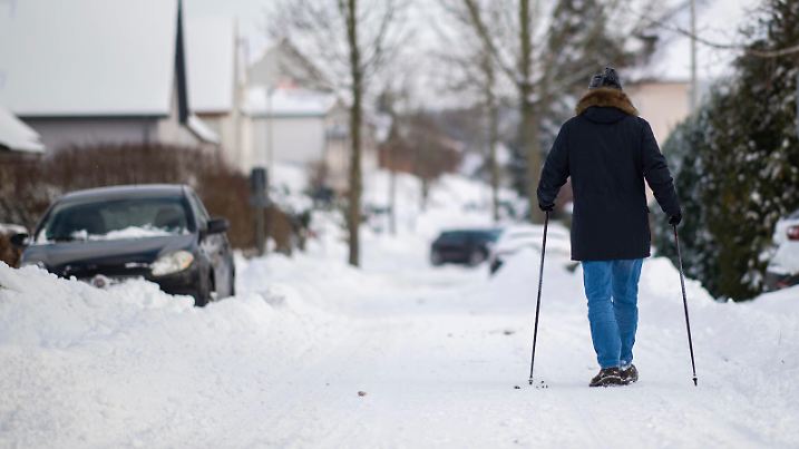 Wintereinbruch in Nordrhein-Westfalen Ein älterer Mann geht auf einer Strom mit seinen Skistöcken spazieren. Foto: Wedel/Kirchner-Media Lippinghausen Nordrhein-Westfalen Deutschland *** Winter in North Rhine Westphalia An elderly man walks on a stream with his ski poles Photo Wedel Kirchner Media Lippinghausen North Rhine Westphalia Germany Copyright: xWedel/Kirchner-Mediax