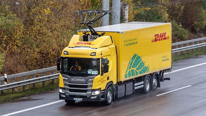 21.11.2023, Schleswig-Holstein, Wesenberg: Ein voll-elektrischer Oberleitungs-LKW des Logistikunternehmens DHL fährt auf der A1 E-Highway Teststrecke zwischen Reinfeld und Lübeck. Hier ist der Stromabnehmer ausgefahren. Foto: Markus Scholz/dpa +++ dpa-Bildfunk +++