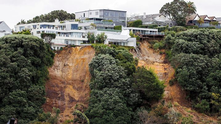 A view of a slip near a house on a clifftop caused by continuous bad weather as Cyclone Gabrielle approaches in Auckland, New Zealand, February 12, 2023. AAP Image/David Rowland via REUTERS ATTENTION EDITORS - THIS IMAGE WAS PROVIDED BY A THIRD PARTY. NO RESALES. NO ARCHIVE. AUSTRALIA OUT. NEW ZEALAND OUT