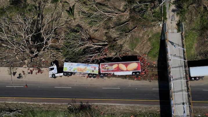 ARCHIV - 27.10.2023, Mexiko, Acapulco: Ein umgestürzter Sattelschlepper liegt nach dem Hurrikan «Otis» auf dem Seitenstreifen einer Autobahn. (zu dpa: «Extremwetter-Jahr: Von Wassermassen, Waldbränden und Wirbelstürmen») Foto: Felix Marquez/AP +++ dpa-Bildfunk +++