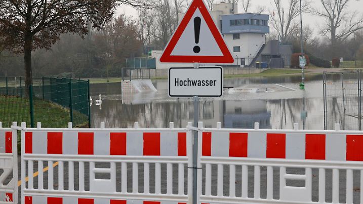 17.12.2023 Weil der Rhein bei Gernsheim Hochwasser führt ist der Skatepark im Hafen Land unter die Skateanlage ist größtenteils unter Wasser zur Freude von zwei Schwänen Schild Schriftzug Hochwasser Ausrufezeichen Gernsheim Hessen Deutschland *** 17 12 2023 Because the Rhine at Gernsheim is flooding, the skate park in the harbor is under land the skate park is mostly under water to the delight of two swans sign lettering flood exclamation mark Gernsheim Hesse Germany