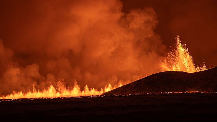 19.12.2023, Island, Grindavik: Lavafontänen sind zu sehen, bei einem vulkanischen Ausbruch auf der Reykjanes-Halbinsel in Island. Foto: Marco Di Marco/AP/dpa +++ dpa-Bildfunk +++