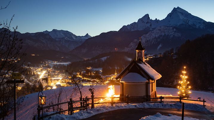 Deutschland, Bayern, Berchtesgaden, Rupertiwinkel, Berchtesgadener Land, Watzmann, Kirchleitn Kapelle, Kirchleitenkapelle, Kapelle der Seligpreisungen, Wahrzeichen, Weihnachten, weihnachtlich, Weihnachtsbaum, Christbaum, Dämmerung, Lichter, Stimmung, beleuchtet, Blaue Stunnde, Ponnzenzenbilchl, Schnee, Winter, beleuchtet
7.12.2023 / 071223