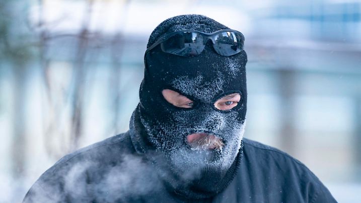 dpatopbilder - 22.12.2022, USA, Minneapolis: Charles Zajicek räumt in der Innenstadt von Minneapolis mit einer Kehrmaschine den Schnee vom Gehweg. Ein arktisches Sturmtief bringt über die Weihnachtstage drastische Temperaturstürze und extreme Kälte in die USA. Foto: Alex Kormann/Star Tribune/AP/dpa +++ dpa-Bildfunk +++