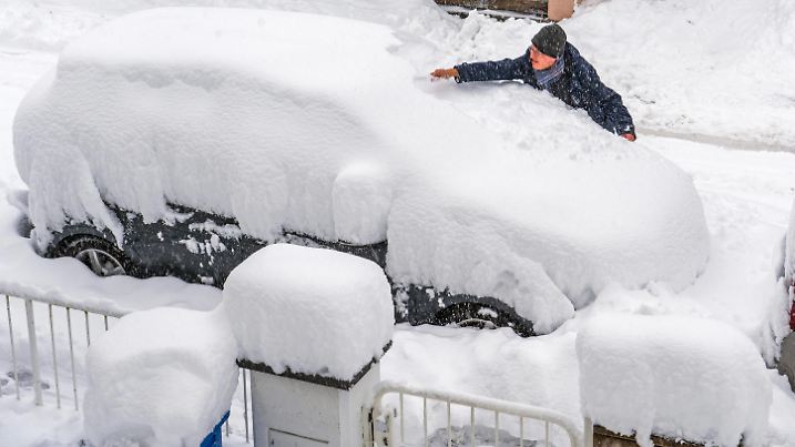 News Bilder des Tages Münchner versucht sein Auto von einem halben Meter Schnee zu befreien, Winterwonderland, München, 2. Dezember 2023 Deutschland, München, 2. Dezember 2023, Münchner versucht mit einem Schneefeger sein Auto vom einem halben Meter Schnee zu befreien, nach starkem Schneefall in der Nacht 50 cm Schneeschicht auf Scheiben, Motorhaube und Dach, Auto, ein VW Golf kaum zu erkennen, Winterwonderland, alles weiß, tief verschneit, München-Waldperlach, Winter, Bayern, *** Munich man tries to free his car from half a meter of snow, winter wonderland, Munich, 2 December 2023 Germany, Munich, 2 December 2023, Munich man tries to free his car from half a meter of snow with a snow sweeper, after heavy snowfall at night 50 cm layer of snow on windows, h