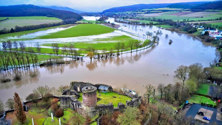 Hochwasser und Überschwemmungen der Weser im Weserbergland nach tagelangen starken Regenfällen. Polle, 25.12.2023 *** High water and flooding of the Weser in the Weserbergland after days of heavy rainfall Polle, 25 12 2023 Foto:xU.xStammx/xFuturexImagex hochwasser_weser_3234