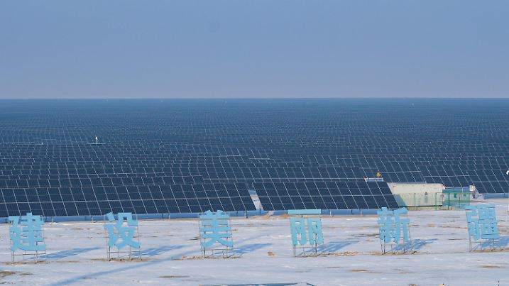 20.12.2023, China, Mori: Blick auf ein Photovoltaik-Energieprojekdt in der Autonomen Präfektur Changhi der Hui. Der kasachische Autonome Kreis Mori verfügt über reichlich Sonnen- und Windenergie und hat die Entwicklung sauberer Energie beschleunigt und viele neue Energieunternehmen in die Wüste Chinas gebacht. Foto: Zhang Cheng/XinHua/dpa +++ dpa-Bildfunk +++