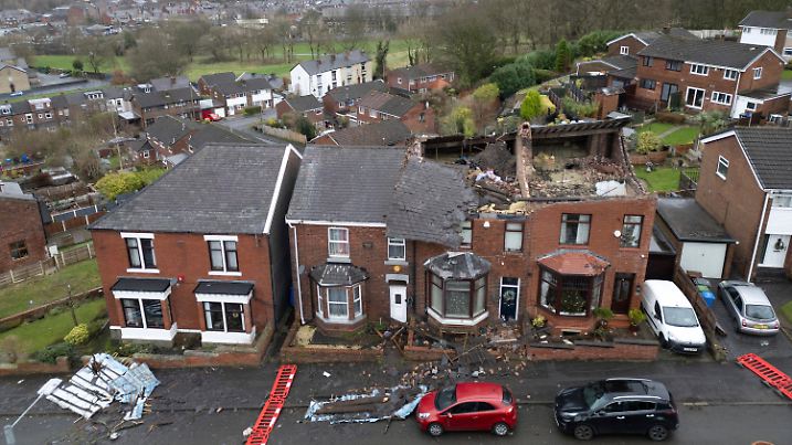 28.12.2023, Großbritannien, Manchester: Beschädigte Häuser sind in der Gegend von Stalybridge erkennbar, nachdem ein örtlicher Tornado Dächer abgerissen und Mauern zum Einsturz gebracht hat, während der Sturm «Gerrit» weiterhin das Land heimsuchte. Foto: Jon Super/AP/dpa +++ dpa-Bildfunk +++