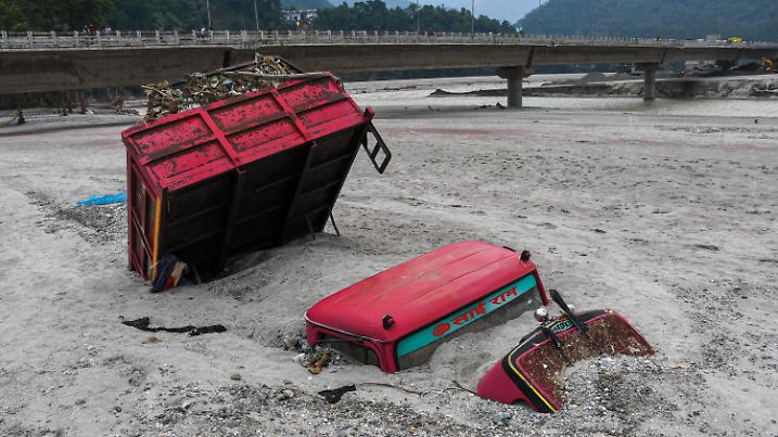 Bilder des Jahres 2023, News 10 Oktober News Themen der Woche KW41 News Bilder des Tages October 9, 2023, Rangpo, Sikkim, India: A vehicle seen submerged in mud in the flood affected area along the Teesta River. After a glacial lake in northeast India burst through a dam shortly after midnight, washing away homes and bridges and forcing thousands to flee, rescue workers continued to dig through muddy debris. Rangpo India - ZUMAs197 20231009_aaa_s197_344 Copyright: xBiplovxBhuyanx