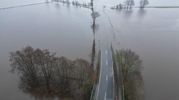 02.01.2024, Niedersachsen, Lathen: Blick auf das Hochwassergebiet, nachdem der Fluss Ems über die Ufer getreten ist steht das Wasser auf vielen flachen im Landkreis Emsland. Foto: Lars Penning/dpa +++ dpa-Bildfunk +++