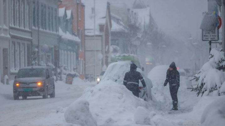 People walk amid heavy snowfall, in Kristiansand, Norway January 2, 2024. NTB/Erik Schroder/via REUTERS   ATTENTION EDITORS - THIS IMAGE WAS PROVIDED BY A THIRD PARTY. NORWAY OUT. NO COMMERCIAL OR EDITORIAL SALES IN NORWAY.