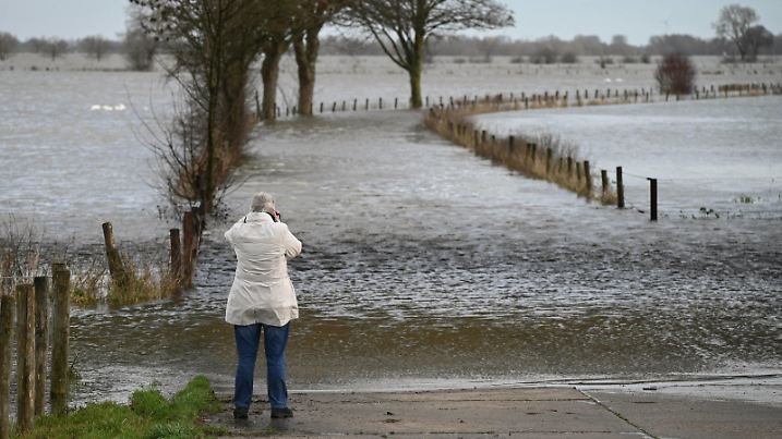 News Bilder des Tages Hochwasser am Niederrhein Hochwasser in Deutschland - Foto in Emmerich am Rhein Nach langem Dauerregen am Niederrhein, Kleve Nordrhein Westfalen Germany *** Flood on the Lower Rhine Flood in Germany Photo in Emmerich on the Rhine After long continuous rain on the Lower Rhine, Kleve North Rhine-Westphalia Germany