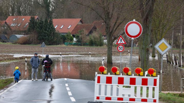 Niedersachsen, Hannover, Hochwasser, der Ort Lauenstadt bei Schulenburg Region Hannover ist vom Hochwasser eingeschlossen, *** Lower Saxony, Hanover, flood, the village of Lauenstadt near Schulenburg in the Hanover region is flooded,