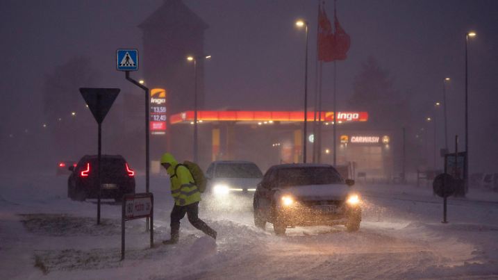 03.01.2024, Dänemark, Randers: Autos fahren bei starkem Schneefall auf einer Straße. Die Temperaturen sind in der nordischen Region den zweiten Tag in Folge unter minus 40 Grad Celsius gefallen. In Schweden wurde die kälteste Januartemperatur seit 25 Jahren gemessen, da die Region von einem Kälteeinbruch heimgesucht wird. Foto: Bo Amstrup/Ritzau Scanpix Foto/AP/dpa +++ dpa-Bildfunk +++