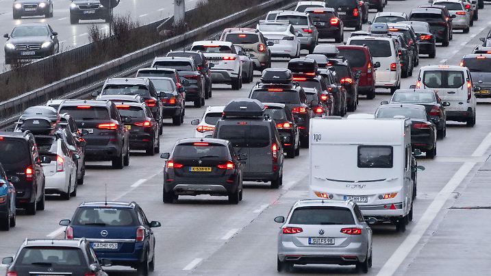 ARCHIV - 23.12.2022, Baden-Württemberg, Gruibingen: Autos stehen auf der Autobahn 8 in Fahrtrichtung München im Stau. (zu dpa: «Von der Skipiste in den Stau: ADAC warnt vor Verkehr am Wochenende») Foto: Marijan Murat/dpa +++ dpa-Bildfunk +++