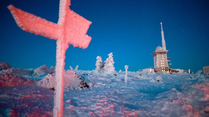 08.01.2024, Sachsen-Anhalt, Brocken: Im frühen Morgenlicht ist der Brocken nach Tagen wieder ohne Nebel sichtbar. Eisige Polarkälte bringt Temperaturen von Minus 16 Grad Celsius auf den Brockengipfel. Frost und Nebel haben eine bizarre Eislandschaft auf dem Harzgipfel hinterlassen. Foto: Matthias Bein/dpa +++ dpa-Bildfunk +++