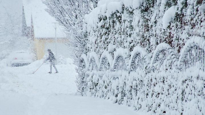  Weather feature: Onset of winter with 50cm of fresh snow, Wintereinbruch mit 50cm Neuschnee in Marktoberdorf, Bavaria, Germany, January 14, 2021.