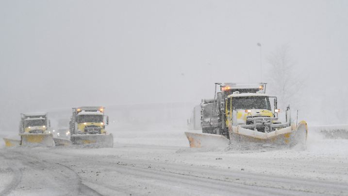 Snow plows clear the road along the Massachusetts Turnpike during the first winter storm of 2024 which is expected to bring heavy snowfall across the northeast United States, in Worcester, Massachusetts, U.S. January 7, 2024. REUTERS/Amanda Sabga