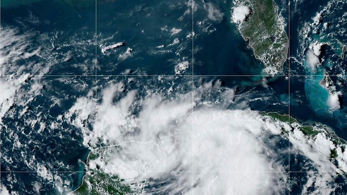 Atlantik, Satellitenbild von Tropensturm Idalia über dem Golf von Mexiko und dem Karibischen Meer August 28, 2023, Miami, FL, United States: NOAA GEOS-East satellite showing Tropical Storm Idalia, center, as it moves north past the Yucatan peninsula into the Gulf of Mexico, August 28, 2023 in the Caribbean Sea. Idalia is expected to strengthen into a major hurricane and make landfall near Tampa, Florida. Miami United States - ZUMAp138 20230828_zaa_p138_010 Copyright: xNesdis/Star/Noaax