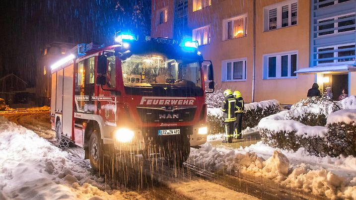 231223Wetterchaos News ID: EN 2023-12-23 Wetterkapriolen im Erzgebirge: Zahlreiche Feuerwehren im Dauereinsatz Bahnverkehr im Erzgebirge eingestellt Zwönitz. Heftige Wetterkapriolen sorgen im Erzgebirge aktuell für zahlreiche Probleme. Kräftige Schneefälle seit vergangene Nacht sorgten dafür dass zahlreiche Bäume umstürzen. Hinzu kommen nun steigende Temperaturen und einsetzendes Tauwetter, was die Gefahr von umstürzenden Bäumen weiter verschärft. So kommt es immer wieder zu blockierten Straßen. Zahlreiche Feuerwehren sind im Dauereinsatz um umgestürzte Bäume zu beseitigen. So stürzte zum Beispiel in Zwönitz auf der Goethestraße Ecke Bahnhofstraße ein Baum durch die Schneelast um. Die Besatzung eines HLF der Feuerwehr Zwönitz rückte
