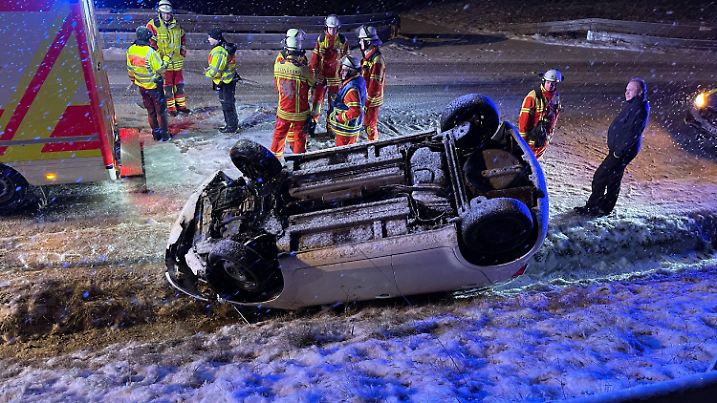 22.01.2023, Baden-Württemberg, Leonberg: Ein Auto liegt nach einem Unfall auf dem Dach. Bei einsetzendem Glatteis ist eine Frau am Samstagabend in Leonberg mit ihrem Auto von der Straße abgekommen. Bei dem Unfall im Leonberger Stadtteil Höfingen (Landkreis Böblingen) wurde die 20-Jährige aber nur leicht verletzt, wie eine Polizeisprecherin am frühen Morgen sagte. Nachdem sich ihr Fahrzeug mehrmals überschlagen hatte, blieb es auf dem Dach liegen. Die Fahrerin erlitt einen Schock und trug eine kleine Schnittwunde davon. (zu dpa «Auto überschlägt sich bei Glätte-Unfall - Fahrerin leicht verletzt») Foto: Dettenmeyer/SDMG/dpa +++ dpa-Bildfunk +++