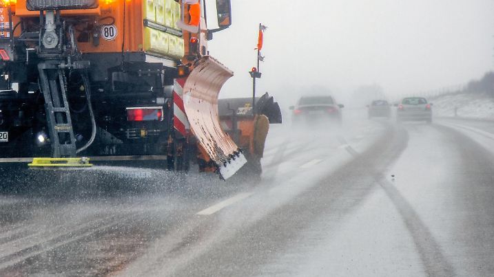 Eisregen in Süddeutschland Winterlich ist die Autobahn A7 zwischen Ulm und Ellwangen bei Schnee und Eisregen an einer Luftmassengrenze., A7 Deutschland *** Freezing rain in southern Germany Wintery is the freeway A7 between Ulm and Ellwangen with snow and freezing rain on an air mass border , A7 Germany