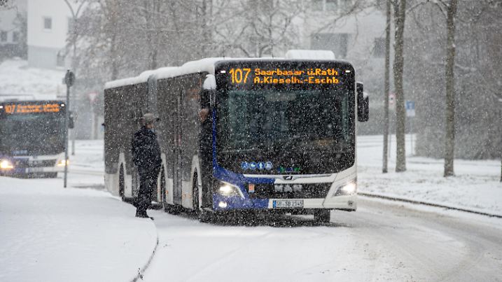 15.01.2024, Saarland, Saarbrücken: Busse kommen an der Höhenlage Eschberg im gleichnamigen Stadtteil wegen Schnee und Glätte nicht voran. Bei winterlichem Wetter gab es zum Start in die neue Woche vielerorts Verkehrsprobleme. (zu dpa "Schnee und Glätte im Saarland sorgen für Unfälle und Bus-Probleme") Foto: Laszlo Pinter/dpa +++ dpa-Bildfunk +++