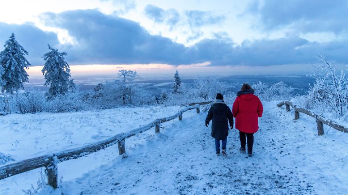 Schnee und Eis im Taunus Die Landschaft rund um den Großen Feldberg im Taunus ist winterlich bei Frost, Schnee und Raureif. Für den morgigen Tag warnt der DWD vor Unwetter durch Eisregen mit Glatteis und starken Schneefall in Teilen von Hessen und Deutschland., Schmitten Hessen Deutschland *** Snow and ice in the Taunus The landscape around the Großer Feldberg in the Taunus is wintry with frost, snow and hoarfrost For tomorrow, the DWD warns of severe weather due to freezing rain with black ice and heavy snowfall in parts of Hesse and Germany , Schmitten Hesse Germany