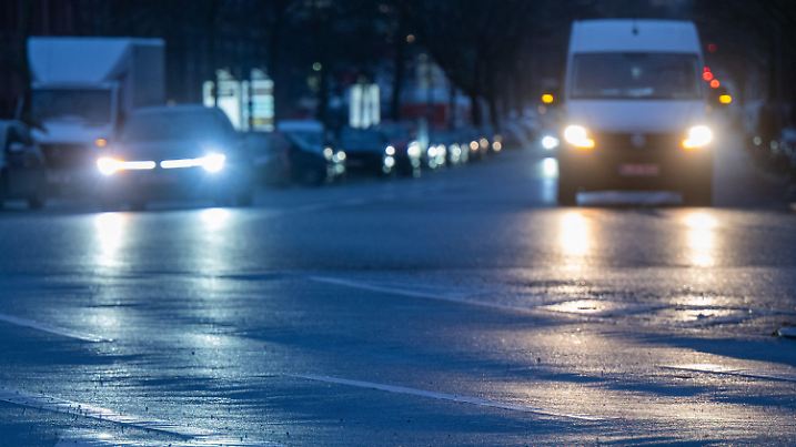 12.01.2024, Berlin: Autos fahren am Morgen über eine vereiste Straße im Bezirk Charlottenburg. Foto: Monika Skolimowska/dpa +++ dpa-Bildfunk +++