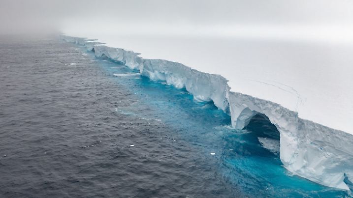 HANDOUT - 14.01.2024, ---, Antarktis: Das Bild zeigt den Eisberg A23a. Spektakuläre neue Bilder vom derzeit weltweit größten Eisberg zeigen, wie Erosion riesige Bögen und höhlenartige Vertiefungen in den Koloss gemeißelt hat. (zu dpa «Größter Eisberg der Welt: Fotos zeigen Eisschmelze») Foto: Ian Strachan/Eyos Expeditions/dpa - ACHTUNG: Nur zur redaktionellen Verwendung im Zusammenhang mit der aktuellen Berichterstattung und nur mit vollständiger Nennung des vorstehenden Credits +++ dpa-Bildfunk +++