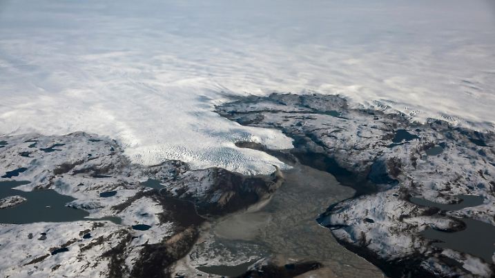 FILE PHOTO: The edge of the ice sheet is pictured south of Ilulissat, Greenland, September 17, 2021. REUTERS/Hannibal Hanschke/File Photo