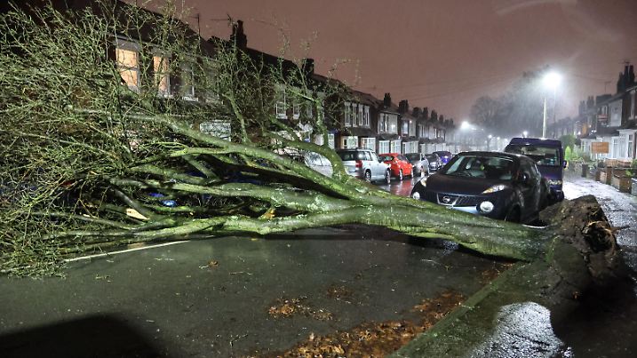 SONDERKONDITIONEN: PREISABSPRACHE! *EXCLUSIVE*
A huge tree has come down on Gristhrope Road, Selly Oak, Birmingham and phone lines in the area are down during Storm Isha. January 21, 2023. An amber warning for wind is now in force across much of the UK, as the Met Office warns of disruption from Storm Isha. / action press