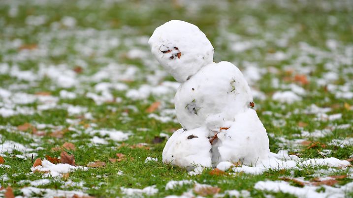 In leichter Schieflage steht am 04.12.2017 in Speyer (Rheinland-Pfalz) ein Schneemann auf einer Rasenfläche im Adenauerpark. Foto: Uwe Anspach/dpa +++(c) dpa - Bildfunk+++
