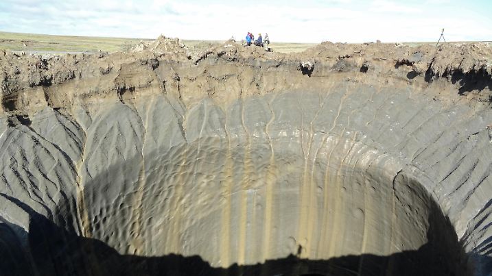 A general view taken on August 25, 2014 shows a crater on the Yamal Peninsula, northern Siberia. Russian scientists have now discovered seven giant craters in remote Siberia, the deputy director of the Oil and Gas Research Institute of the Russian Academy of Sciences, Vasily Bogoyavlensky, told AFP on March 12, adding that the mysterious phenomenon was believed to be linked to climate change. AFP PHOTO / VASILY BOGOYAVLENSKY        (Photo credit should read VASILY BOGOYAVLENSKY/AFP via Getty Images)