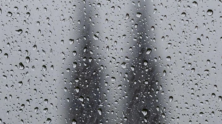 Regentropfen auf eine Glasscheibe . Im Hintergrund der Kölner Dom - Dauerregen in Köln. Die Wettervorhersagen warnen vor Sturm und ergiebigem Dauerregen in in Teilen Deutschlands, der bis zum Donnerstag, 04. Januar anhalten soll. Die Lage in den Hochwassergebieten in Deutschland bleibt daher angespannt. 02.01.2024 Köln Deutz NRW Deutschland *** Raindrops on a pane of glass Cologne Cathedral in the background Continuous rain in Cologne The weather forecasts warn of storms and heavy continuous rain in parts of Germany, which is expected to last until Thursday, January 4 The situation in the flood areas in Germany therefore remains tense 02 01 2024 Cologne Deutz NRW Germany