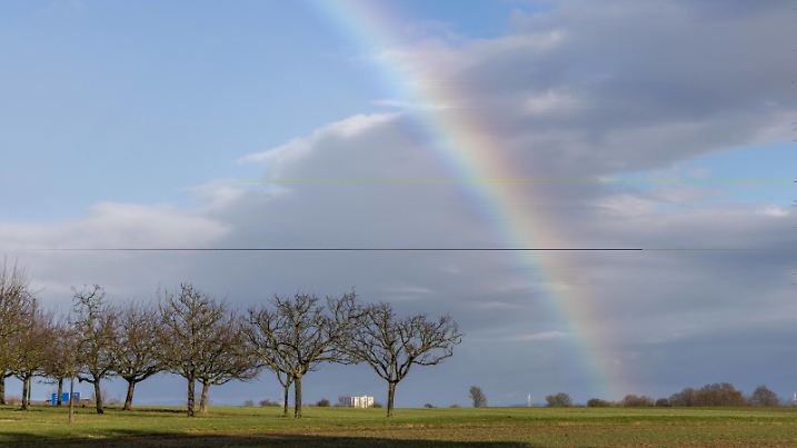 Regenbogen in Hessen Ein Regenbogen ist am Nachmittag nach einem Schauer über den Wiesen mit Apfelbäumen am Stadtrand zu sehen., Oberursel Hessen Deutschland *** Rainbow in Hesse A rainbow can be seen in the afternoon after a shower over the meadows with apple trees on the outskirts of the town , Oberursel Hessen Germany