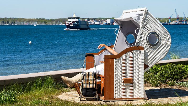 heikendorf, Deutschland, Mai 2023 Die neu gestaltete Strandpromenade im Hafenbereich freie Strandkörbe laden ein zum Verweilen *** heikendorf, Germany, May 2023 the newly designed beach promenade in the harbor area free beach chairs invite you to linger