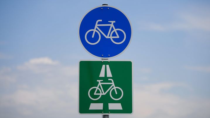ARCHIV - 05.06.2019, Hessen, Egelsbach: Auch im Main-Taunus-Kreis soll ein Radschnellweg entstehen. (zu dpa: ««Meilenstein» für Radschnellweg im Main-Taunus-Kreis») Foto: Arne Dedert/dpa +++ dpa-Bildfunk +++