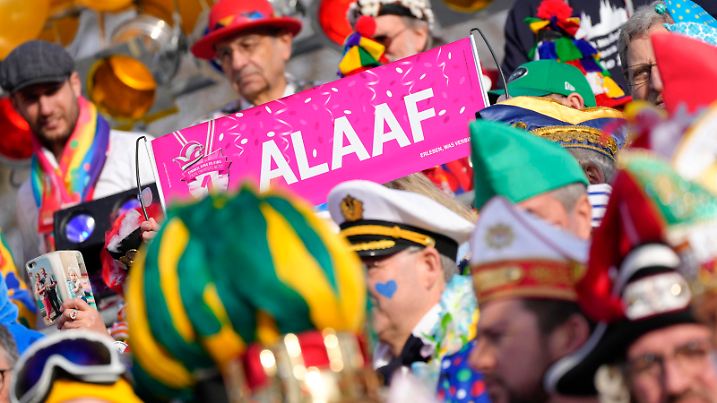 Koelner Rosenmontagszug 2023 19.02.2023, Koeln, Alaaf auf den Tribuenen beim Rosenmontagszug des Koelner Karneval Koeln Nordrhein-Westfalen Deutschland *** Koelner Rosenmontagszug 2023 19 02 2023, Koeln, Alaaf on the tribunes at the Rosenmontagszug of the Koelner Karneval Koeln North Rhine Westphalia Germany