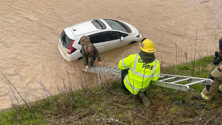 February 5, 2024, Nipomo, California, USA: Firefighters rescue a man caught in high waters in Nipomo, central California, on Sunday. At least three people have died from falling trees due to the California storm. Almost 38 million people are under flood alerts across the state. Nipomo USA - ZUMA 20240205_new_z03_031 Copyright: xSanxLuisxObispoxGovernmentx