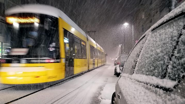 Berlin - Deutschland. Kurzer Wintereinbruch mit Schnee bringt die Straßenbahn nicht aus dem Gleis.