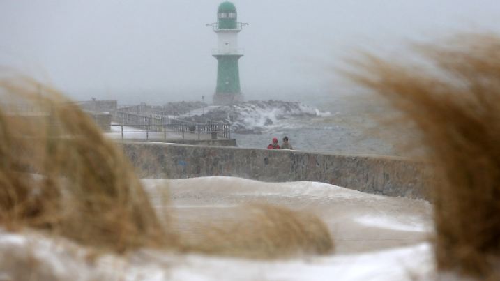 An der Mole des Ostseebades Warnemünde (Mecklenburg-Vorpommern) sorgen starker Wind und Schnee am 18.03.2013 für ungemütliches Wetter. Foto: Bernd Wüstneck/dpa +++(c) dpa - Bildfunk+++
