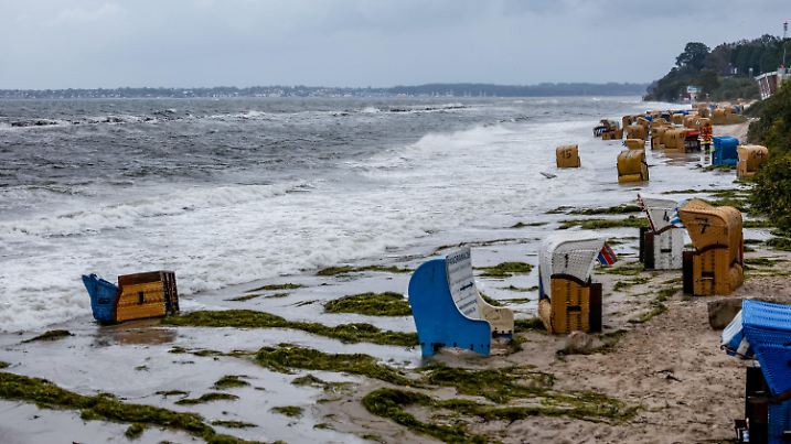 19.10.2023, Schleswig-Holstein, Kiel: Strandkörbe werden in Kiel-Schilksee von den Flutwellen der Ostsee weggespült. An der Ostseeküste in der Kieler und Lübecker Bucht wird nach der Vorhersage des Bundesamtes für Seeschifffahrt und Hydrographie eine schwere Sturmflut erwartet. Foto: Axel Heimken/dpa +++ dpa-Bildfunk +++